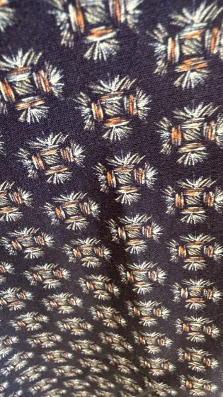 Reales Produktfoto des Hemdes — Materialdetail (Quelle)